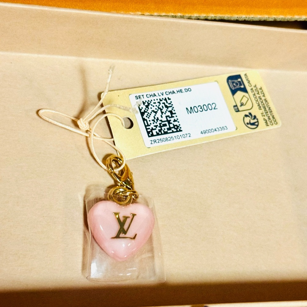 Louis Vuitton Pink Heart Charm with Gold LV Details and clasp New with tags - Picture 6 of 9